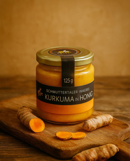 Kurkuma in Honig, auf Brett mit Kurkumawurzel