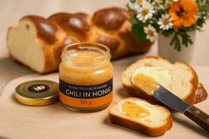 Chili in Honig auf einem Hefezopf